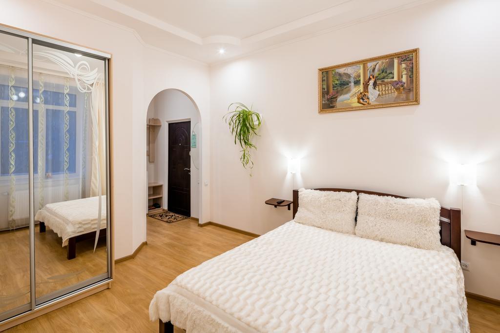 Apartment on Khmelnytskogo street Lviv Eksteriør bilde