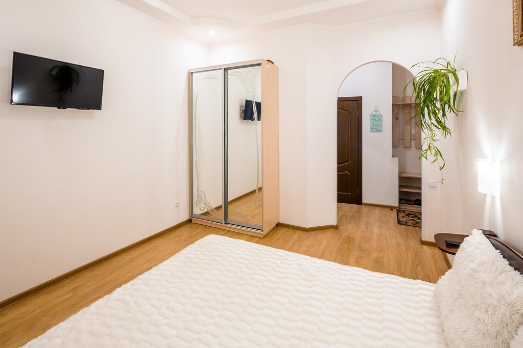 Apartment on Khmelnytskogo street Lviv Eksteriør bilde